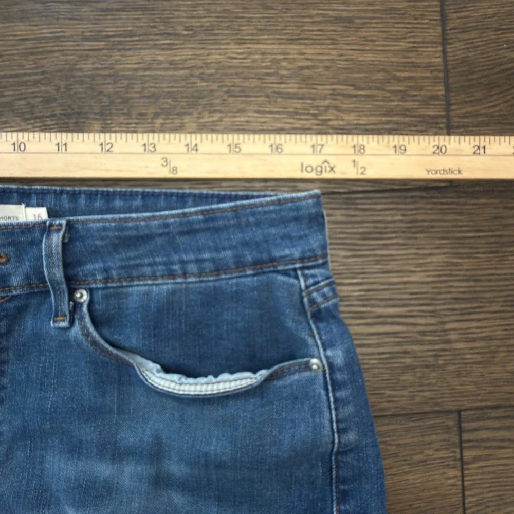 Signature by Levi Strauss & Co Womens Blue Bermuda Denim Shorts Size 16 W33